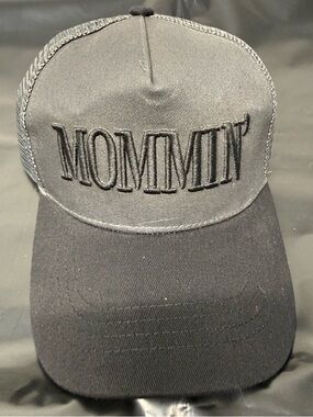 Black MOMMIN' Embroidered Trucker Hat